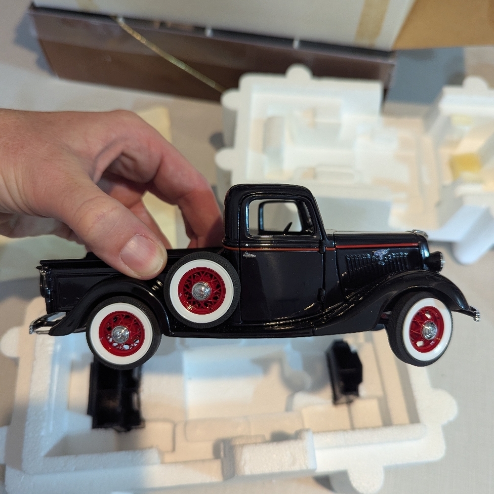 1:24 Scale 1935 Ford Pickup Model Truck. Black Model Ford Pickup Truck.